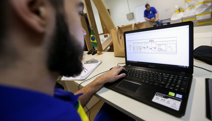 Um em cada dez estudantes brasileiros cursa ensino profissional 